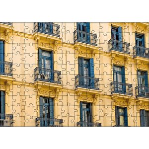 İspanyada Sarı Klasik Bina Ve Balkonlar Puzzle Yapboz Mdf Ahşap 120 Parça