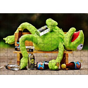 Kurbağa Kermit Bankta Sızmış Puzzle Yapboz Mdf Ahşap 120 Parça