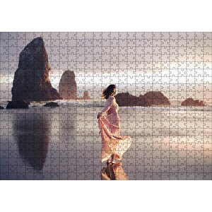 Sahilde Kayalıklar Ve Pembe Elbiseli Kadın Puzzle Yapboz Mdf Ahşap 500 Parça