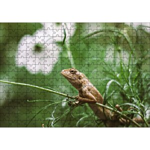 Yeşil Dallar Arasındaki İguana Flu Arka Plan Puzzle Yapboz Mdf Ahşap 255 Parça