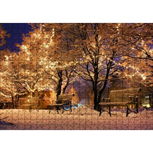 Yılbaşı Işıklarıyla Süslü Ağaçlar Ve Karlı Banklar Puzzle Yapboz Mdf Ahşap 500 Parça