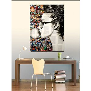 Kanvas Tablo Gazete Fon Sakız Çiğneyen Kadın 70x100 cm