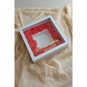 Güllü Anı Çerçevesi! Isimli Ve Tarihli 25x25 Cm 12 Gülü Ile Beraber Fotoğraf Bölümlü Anı Çerçevesi!