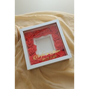 Güllü Anı Çerçevesi! Isimli Ve Tarihli 25x25 Cm 12 Gülü Ile Beraber Fotoğraf Bölümlü Anı Çerçevesi!