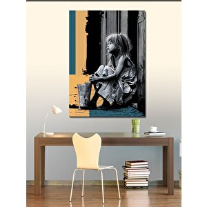 Kanvas Tablo Gazete Fon Kız Çocuğu 70x100 cm