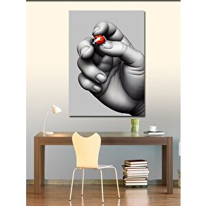 Kanvas Tablo Elinde Uğurböceği Tutmak 100x140 cm