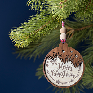 İskandinav Tarzında Yukarıdan Sarkan Ağaç Dalları Ve Merry Christmas Yazılı Yılbaşı Ağaç Süsü