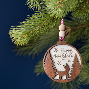 Sevimli Geyik İşlemeli İskandinav Tarzı İki Çam Ağacı Happy New Year Yazılı Dekoratif Yılbaşı Süsü