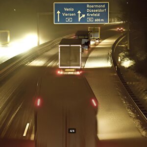 Tüvtürk Onaylı 5 Metre Beyaz Parçalı Reflektörlü Reflektif Fosforlu Şerit Bant Kesikli İkaz Bandı