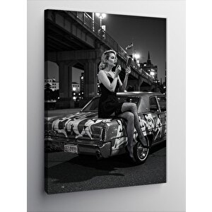 Kanvas Tablo Gece Sokakta Makyaj Yapan Kadın 100x140 cm