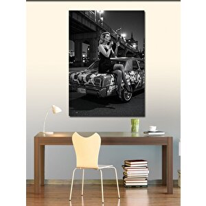 Kanvas Tablo Gece Sokakta Makyaj Yapan Kadın 50x70 cm