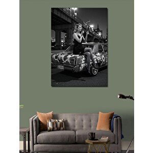 Kanvas Tablo Gece Sokakta Makyaj Yapan Kadın 50x70 cm