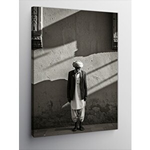 Kanvas Tablo Duvarın Önünde Yaşlı Adam 100x140 cm