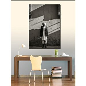 Kanvas Tablo Duvarın Önünde Yaşlı Adam 100x140 cm