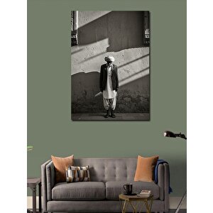 Kanvas Tablo Duvarın Önünde Yaşlı Adam 100x140 cm