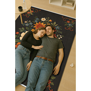 Siyah Zeminli Çiçek Desenli Halı – Kaymaz, Yıkanabilir, Bebek Ve Evcil Dostu Dekoratif Halı