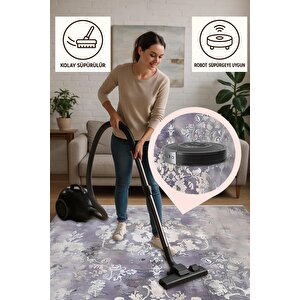 Vintage Damask Desenli Halı – Gri Ve Morun Yumuşak Tonlarıyla Eskitilmiş Etki – Makinede Yıkanabilir, Pamuk Dokuma Taban, Kolay Temizlenir