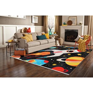 Roket Ve Gezegen Desenli Halı – Renkli Ve Eğlenceli Uzay Teması – Makinede Yıkanabilir, Tüy Tutmaz, Pamuk Dokuma Tabanlı 160x180 cm