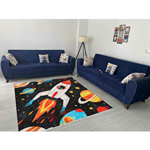 Roket Ve Gezegen Desenli Halı – Renkli Ve Eğlenceli Uzay Teması – Makinede Yıkanabilir, Tüy Tutmaz, Pamuk Dokuma Tabanlı 80x80 cm
