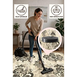 Klasik Damask Desenli Halı – Bej Ve Siyah – Zamansız Asaletin Modern Yorumu, Makinede Yıkanabilir, Kolay Temizlenebilir, Kaymaz Taban, Pamuk Dokuma Taban, Evcil Hayvan Dostu