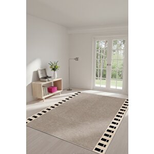 Bej Zemin Üzerinde Grafik Kenar Hem Dekoratif Hem Pratik Kaymaz Taban Halı