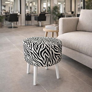 Salon Pufu – Dalgalı Zebra Desenli, Ahşap Ayaklı Dekoratif Tabure - Beyaz Ayak