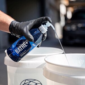 Gyeon Q²m Bathe+ Plus Seramik Bazlı Ph Nötr Cilalı Oto Şampuanı 1000 Ml Su İtici Araç Yıkama Köpüğü