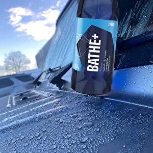 Gyeon Q²m Bathe+ Plus Seramik Bazlı Ph Nötr Cilalı Oto Şampuanı 1000 Ml Su İtici Araç Yıkama Köpüğü