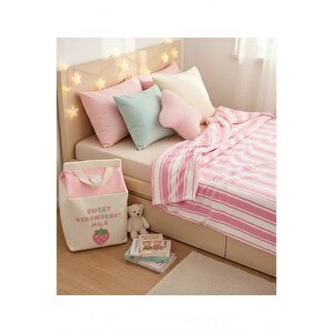 Lisanslı Strawberry Polar Battaniye 100 X 140 Cm – Süt Kutulu Taşınabilir Tasarım