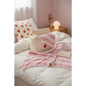 Lisanslı Strawberry Polar Battaniye 100 X 140 Cm – Süt Kutulu Taşınabilir Tasarım