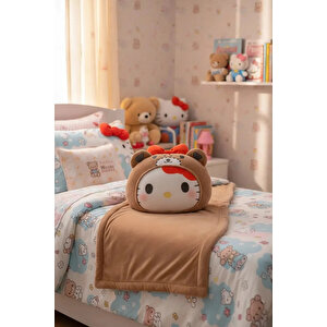 Sanrio Lisanslı Hello Kitty Ayıcık Kostümlü Yastık Battaniye – 2’si 1 Arada Peluş Figürlü Ve %100 Polyester Yumuşak Dokulu Taşınabilir Seyahat Battaniyesi