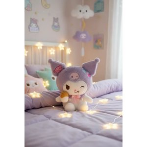 Sanrio Lisanslı Kuromi Peluş Oyuncak – Tatlı Fabrikası Serisi Yumuşacık Sarılmalık 28 Cm