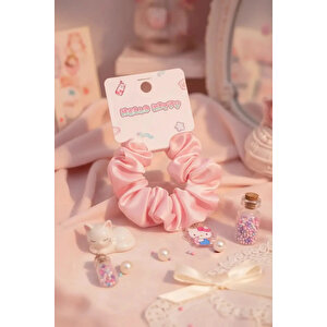 Hello Kitty Lisanslı Tatlı Fabrika Saç Tokası – Yumuşak Scrunchie & Esnek