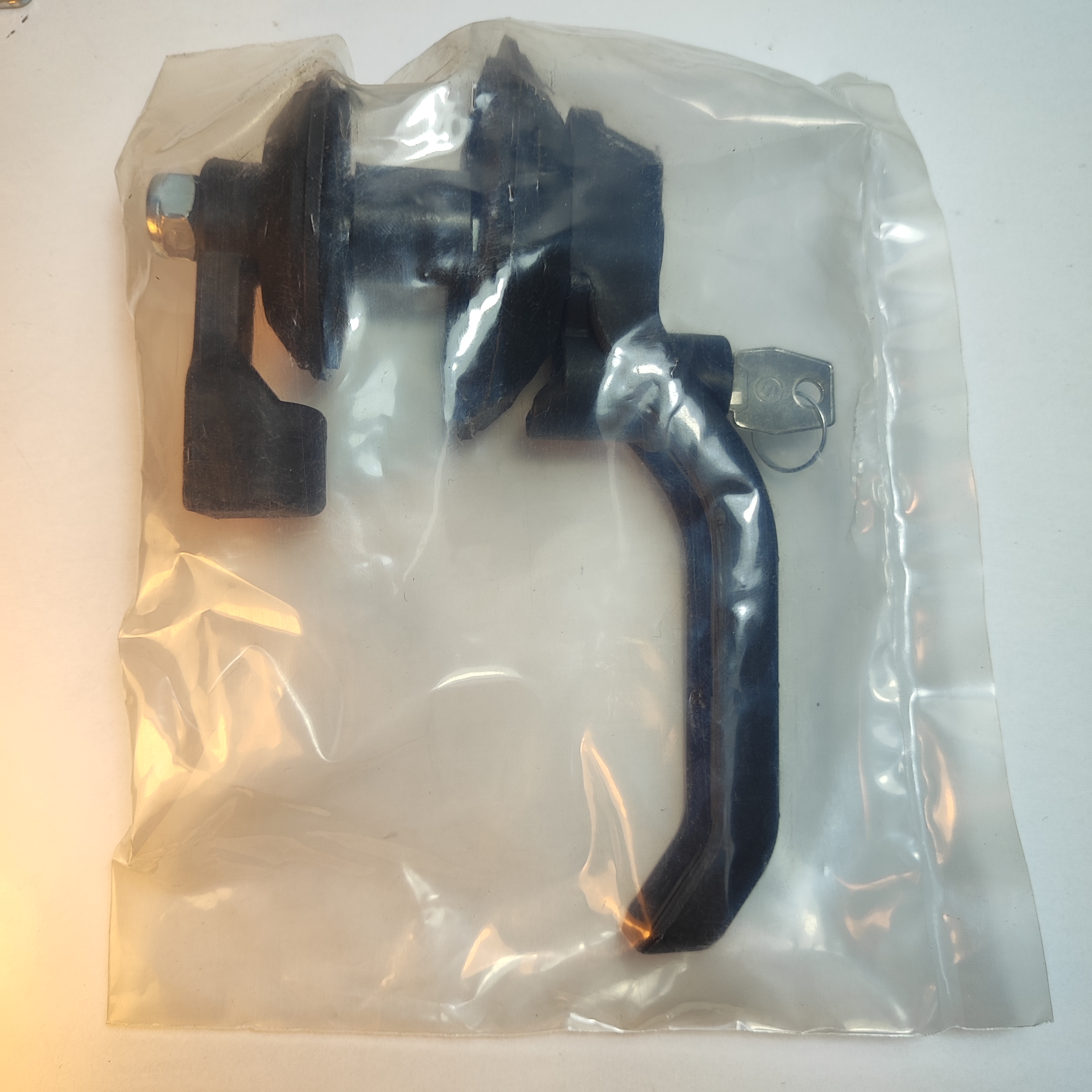 Hava Santral Jeneratör Kompresör Kabi̇n Ağir Panel Kol Ki̇li̇t - Plasti̇k Düz Di̇l - Ki̇li̇tlenen Anahtarli